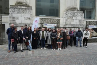 🌍✨ Journées Européennes des Métiers d'Art : 3 au 22 avril 2025 ✨🌍

Nous sommes ravis d'annoncer les Journées Européennes des Métiers d'Art qui se dérouleront du 3 au 22 avril 2025. Cet événement mettra en lumière le savoir-faire exceptionnel des artisans et métiers d'art, notamment dans le domaine de la bijouterie.

💍 Vernissage : Savoir-Faire du Bijou vu par la photographie
 Un vernissage dédié à la bijouterie, au serti, à la gemmologie et à la création, à eu lieu le 25 Mars 2025 organisé par #Saumurvilleagglomération . En effet 6 grandes photographies sur ces thèmes ont été capturées par les apprentis du photographe d'art saumurois @gerald_angibaud, qui ont passé toute un journée avec les différents groupes d'apprentis à #institutdebijouteriedeSaumur. Ces Images sont des témoins et resteront rue Molière a coté du théâtre du dôme durant toute la période des JEMA

📸 Exposition au Centre-Ville
L'exposition des œuvres réalisées par nos étudiants en DNMADE prendra place dans plusieurs magasins du centre-ville, offrant une chance unique de découvrir des créations innovantes et artistiques. (

🏛️ Un Projet Soutenu par la Mairie de l'Agglomération du Saumurois
Ce projet est porté avec fierté par la mairie de l'Agglomération du Saumurois, qui soutient l'artisanat et la culture locale.

Rejoignez nous pour célébrer l'art, la créativité et le savoir-faire des artisans lors de ces journées exceptionnelles !

#JEMA2025 #SAUMUR #Bijouterie  #photographie  #apprentissage