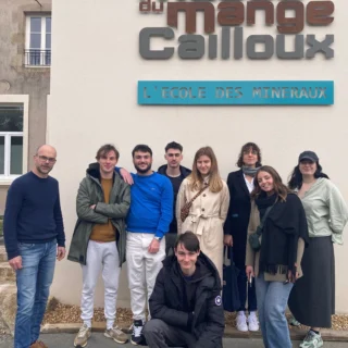 🌍💎✨ Ce lundi 14 avril 2025, notre promo de BP Gemmologue 2ème année 🔍 a eu la chance d'explorer le fascinant Musée Mange Cailloux 🪨 à Mortagne-sur-Sèvre. Ce lieu unique nous a offert une expérience à la fois ludique et enrichissante, niché dans une ancienne école pleine de charme.

À notre arrivée, nous avons été chaleureusement accueillis par @Thierry Charrier, le passionné fondateur du musée. Il nous a guidés à travers ses collections, révélant les merveilles de la géologie et de la gemmologie. Chaque pièce exposée avait son histoire, mettant en lumière la beauté et la complexité des minéraux. Quel travail incroyable !

Cette visite nous a permis de mieux saisir les interactions entre géologie et gemmologie, tout en découvrant comment ces disciplines s’enrichissent mutuellement. Les activités interactives et démonstrations ont rendu notre expérience encore plus captivante et amusante.

Nous avons eu le plaisir de découvrir une diversité de minéraux et de gemmes, entourés d’explications claires et fascinantes sur leur formation et leur utilisation. Chaque salle du musée nous a raconté une histoire, et nous avons été émerveillés par la façon dont toutes ces disciplines se rejoignent pour enrichir notre vision du monde naturel.

Nous sommes ravis d'avoir célébré les 10 ans du musée, qui sera mis à l’honneur lors d’un festival le week-end des 8 et 9 juin 2025. Un rendez-vous incontournable pour tous les passionnés ! 
Un grand merci à Thierry Charrier pour son accueil chaleureux et sa passion contagieuse. Nous recommandons vivement cette visite à tous les curieux de géologie, gemmologie, ou simplement à ceux qui aiment découvrir les trésors de notre Terre ! 🌍💎✨
#InstitutdebijouteriedeSaumur #Muséemangecailloux #gemmologie #alternance #CCIMaineetLoire