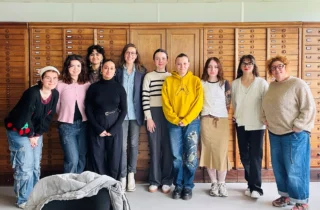 ✨🎖️Visite inédite chez Pichard-Balme @pichard_balmeofficiel 🎖️✨
👁️👁️
Les étudiants de DN MADE 3 @dnmade.bijou.saumur , ont pu bénéficier ce jour d’une matinée en immersion totale guidée par Mélanie, cheffe de projet au sein de la maison.
Nous avons pu déambuler dans les ateliers et les pôles plus spécifiques les uns que les autres.

📍 Nous avons débuté cette visite dans les bureaux de création, là où germe l’idée, où les projets prennent forme… de la conception, à la faisabilité technique, en passant par l’ADN de chaque objet selon la commande et la maison dont il fait partie. 
💡En effet, PB est aussi fabricant pour d’autres marques de maison de luxe
⚙️ Nous avons découvert les départements d’estampage, usinage, fonte, galvanoplastie, polissage, émaillage, maquettageen plâtre de médailles, gravure, conception 3D et bien d’autres encore. 
🔹De l’apprenti au professionnel confirmé, nous avons pu échanger avec eux pour comprendre leur travail. 
🔗🔗🔗
Nous avons pu suivre les chaînes de commande, de création et de production, et prendre connaissance des processus menant à la réalisation d’un objet, avec ses essais, ses recherches, ses erreurs, ses propositions, ses contraintes et ses résultats . 

🌟Cette visite a été une réelle ouverture quant aux possibilités liées aux pratiques de nos métiers de bijoutiers créateurs.

Ce fut une visite enrichissante, dans cet établissement ancré dans notre territoire et notre histoire saumurois et ce depuis maintenant 2 siècles ! 
⚜️Connue pour ses médailles emblématiques, le travail autour du métal mais aussi du bijou, cette géante de l’industrie nous a dévoilé sa capacité à allier savoir-faire traditionnel et technologies de pointe. 

🙏Merci à Mélanie, et à toute l’équipe de Pichard-Balme de nous avoir reçu et accueilli si chaleureusement. 

@institutbijouteriesaumur @cciformation49 #dnmade #dnmadebijou #pichardbalme #saumur #medaille