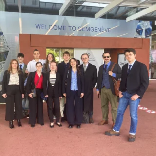 🌟✨ Voyage Professionnel au Cœur du Luxe à Genève ! ✨🌟

Cette semaine, nos étudiants en Brevet Professionnel Gemmologue et CAP Lapidaire de première année ont eu l'opportunité unique de plonger dans l'univers fascinant de la bijouterie et de la gemmologie lors de la Semaine du Luxe à Genève. 🌍💎

Nous avons eu le plaisir de visiter #gemgenève2025 , où nous avons rencontré des professionnels du négoce de gemmes avec des matières exceptionnelles, ainsi que des experts en bijoux anciens et signés de grandes maisons de joaillerie. L’exposition « Arts Déco : A Legacy of Timeless Elegance", nous a permis d'explorer l'héritage et l'élégance intemporelle de ces créations d'exception. 🎨💍

Nos journées étaient rythmées par des conférences passionnantes, animées par des experts du secteur qui ont partagé leur amour et leur savoir-faire. Une matinée mémorable a été consacrée aux expositions des prestigieuses maisons de ventes aux enchères telles que #Christies, #Phillips et #Sothebys, où nous avons admiré des bijoux extravagants, des joyaux extraordinaires et des montres témoins du temps. ⏳✨

Cette expérience nous a également permis de découvrir la magnifique ville de Genève, véritable écrin pour tous ces événements, et de discuter de l'importance des métiers rares en bijouterie joaillerie, notamment la formation lapidaire, un sujet qui suscite de nombreuses réflexions parmi nos apprentis. 💬🔍

Nous rentrons inspirés et motivés, prêts à faire briller notre passion pour la gemmologie et la bijouterie/ joaillerie ! ✨💖

#Institutdebijouteriedesaumur  #Luxe #Bijoux  #Gemmologie #Formation #Lapidaire #Genève photos @GabrielleBreton @MélinaGaudet ClémentRavera @leo_tr_on_ca