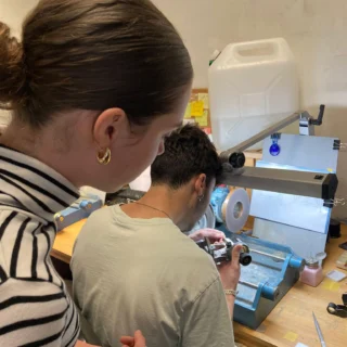 🌟🚄 Voyage Professionnel à Genève : Semaine du Luxe pour les Étudiants en Gemmologie et Lapidaire ! 🚄🌟

Cette semaine, nos étudiants de première année en Gemmologie et Lapidaire de 1ere année ont eu l'honneur de s'immerger dans l'univers fascinant du luxe à Genève !

🎉 Premier jour : Une visite inspirante ! 🎉
Nous avons débuté notre aventure par une chaleureuse visite de l'atelie@thibault1295 , réputé lapidaire diamantaire genevois. Nous avons été accueillis par Thibault Leclerc et sa merveilleuse équipe de lapidaires et sertisseurs, qui nous ont partagé leur passion et leur savoir-faire exceptionnel. Un immense merci à Élodie pour avoir orchestré cet échange enrichissant !

🏛️ Ensuite, direction le musée Patek Philippe ! 🏛️
Nous avons poursuivi notre journée par la visite du prestigieux musée Patek Philippe, où nous avons découvert des montres historiques d'une rare beauté. Chaque pièce raconte une histoire et reflète le savoir-faire artisanal d'exception qui fait la renommée de cette maison.

Nous sommes impatients de continuer cette semaine dédiée au luxe et de vivre encore d'autres moments inoubliables ! 💎✨

#institutdebijouteriedesaumur  #Gemmologie #Lapidairie #Luxe #Genève #ThibaultLeclerc #patekphilippe