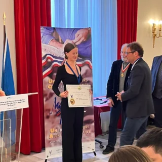 🎉 Félicitations Laurette ! 🥇
Nous sommes ravis de célébrer les succès de Laurette Sauvain, notre talentueuse alternante lapidaire à l’Institut de Bijouterie de Saumur ! Elle a récemment remporté la médaille d'or au concours du Meilleur Apprenti de France en Lapidaire au niveau départemental et régional, la qualifiant ainsi pour la finale nationale qui se tiendra en juin. 🌟
Son dévouement et son savoir-faire, notamment au sein de #Diamprest, témoignent de l'excellence que nous prônons à l’Institut. 👏
Nous avons hâte de voir Laurette briller lors de la finale nationale et nous lui souhaitons le meilleur pour cette belle aventure !
Continuez à nous impressionner, Laurette ! 🚀
#apprentissage #meilleurapprentisdefrance2025 #lapidaire #diamprestlapidaire #institutdebijouteriedesaumur