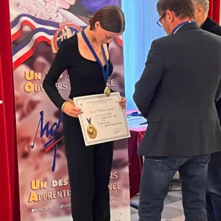 🎉 Félicitations Laurette ! 🥇
Nous sommes ravis de célébrer les succès de Laurette Sauvain , notre talentueuse alternante lapidaire à l’Institut de Bijouterie de Saumur ! Elle a récemment remporté la médaille d'or au concours du Meilleur Apprenti de France en Lapidaire au niveau départemental et régional, la qualifiant ainsi pour la finale nationale qui se tiendra en juin. 🌟
Son dévouement et son savoir-faire, notamment au sein de la société #Diamprest, témoignent de l'excellence que nous prônons à l’Institut. 👏
Nous avons hâte de voir Laurette briller lors de la finale nationale et nous lui souhaitons le meilleur pour cette belle aventure !
Continuez à nous impressionner, Laurette ! 🚀
#apprentissage #Meilleurapprentisdefrance2025 #institutdebijouteriedesaumur #lapidaire #diamprestlapidaire photos @
