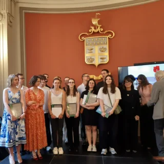 🌟 Soirée des Lauréats Nationaux des Meilleurs Apprentissages de France - Édition 2024 🌟
Jeudi soir, le 20 juin 2025 , le 58 Rue du Louvre à Paris a vibré au rythme des talents lors d'une soirée exceptionnelle dédiée aux lauréats nationaux des meilleurs apprentissages en France. Organisée par l'UFBJOP (Union Française des Bijoutiers Joailliers), cet événement a été brillamment orchestré par Mme Bernadette Pinet Cuoq, présidente exécutive, et M. Daniel Cambour, président.
✨ Parmi les lauréats, Marine Corbin, représentante de l'institut de bijouterie, a fait forte impression en remportant la médaille d’or au concours national de sertissage ! Son talent et sa passion pour la bijouterie ont été récompensés par un chèque cadeau offert par Cookson Clal, un partenaire engagé dans l'excellence de notre métier.
📚 La soirée a également été marquée par la présence de Mme @Michèle Heuzé, historienne de l'art et des bijoux, qui a remis à Marine un précieux exemplaire du livre de l'exposition au Petit Palais, "Dessins de bijoux, les secrets de la création" – un véritable trésor pour tous les passionnés !
Un grand bravo à tous les lauréats de 2024 ! 🎉 Vous êtes la preuve que l'apprentissage et la passion mènent à l'excellence. Ensemble, continuons à faire briller l'art de la bijouterie ! 💎✨
#LauréatsMAF2024 #Bijouterie #Serti #institutdebijouteriedesaumur #UFBJOP